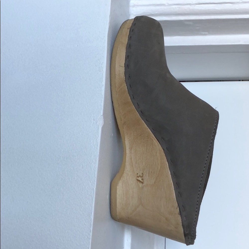 No 6 clogs
